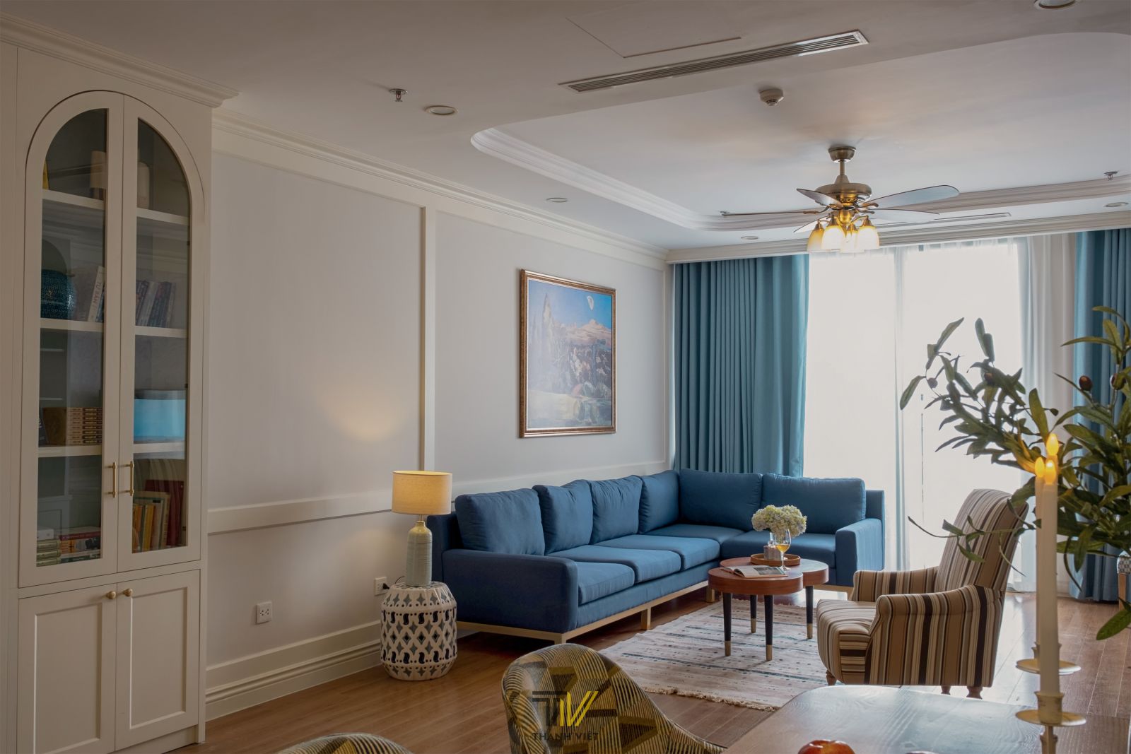 Sofa xanh làm điểm nhấn ấn tượng