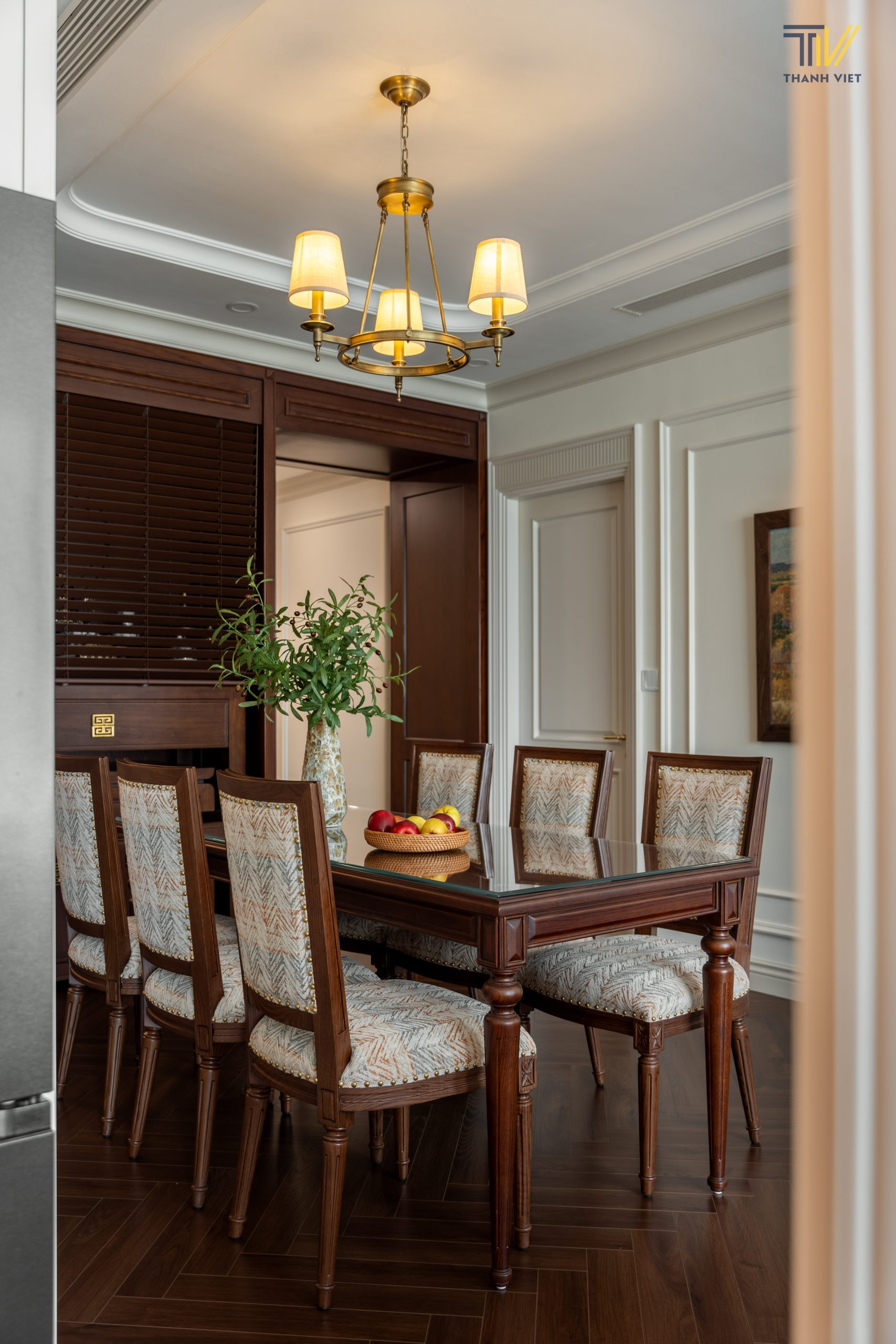 Khư vực bàn ăn với vách ốp khu thờ tự