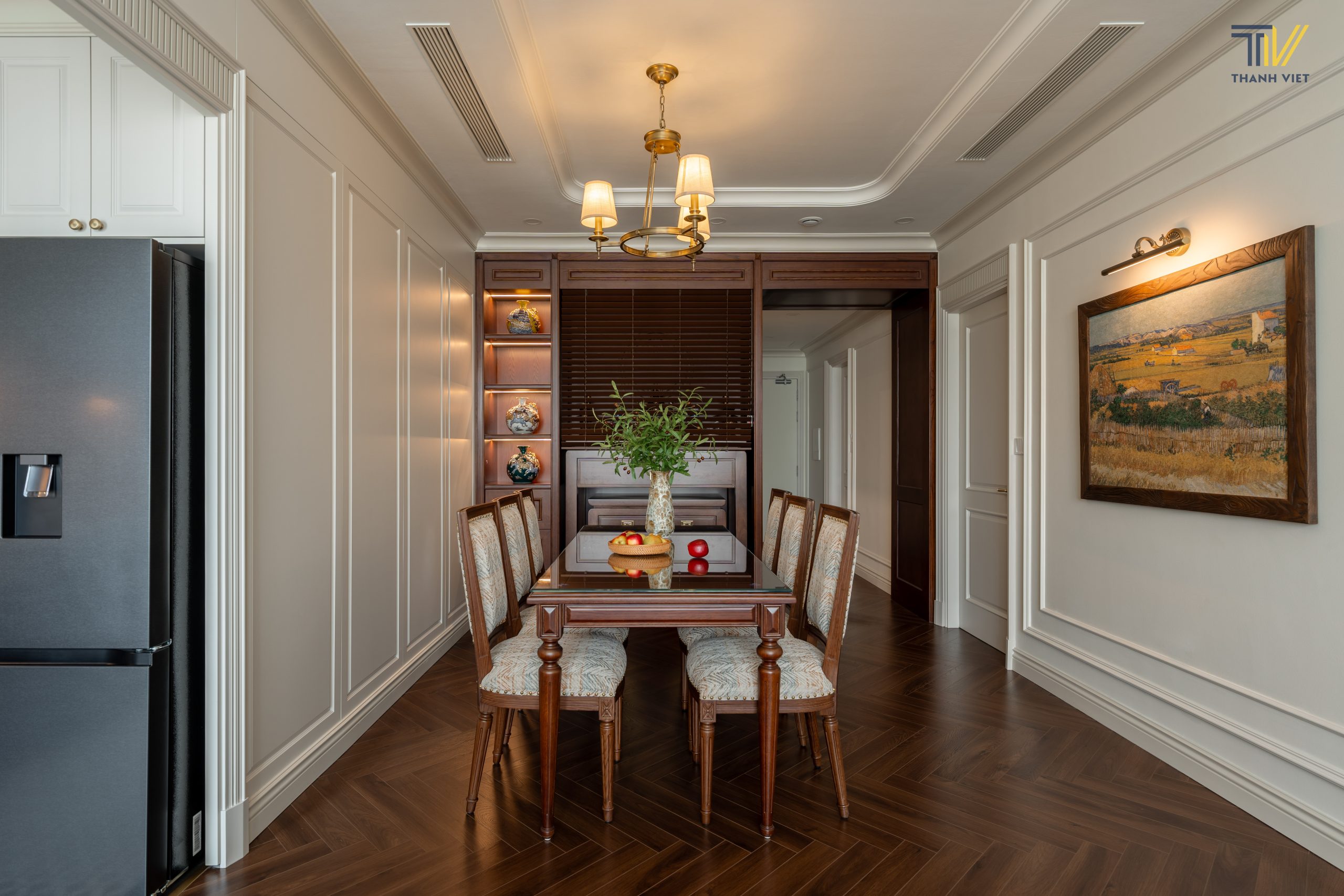 Khư vực bàn ăn với vách ốp khu thờ tự