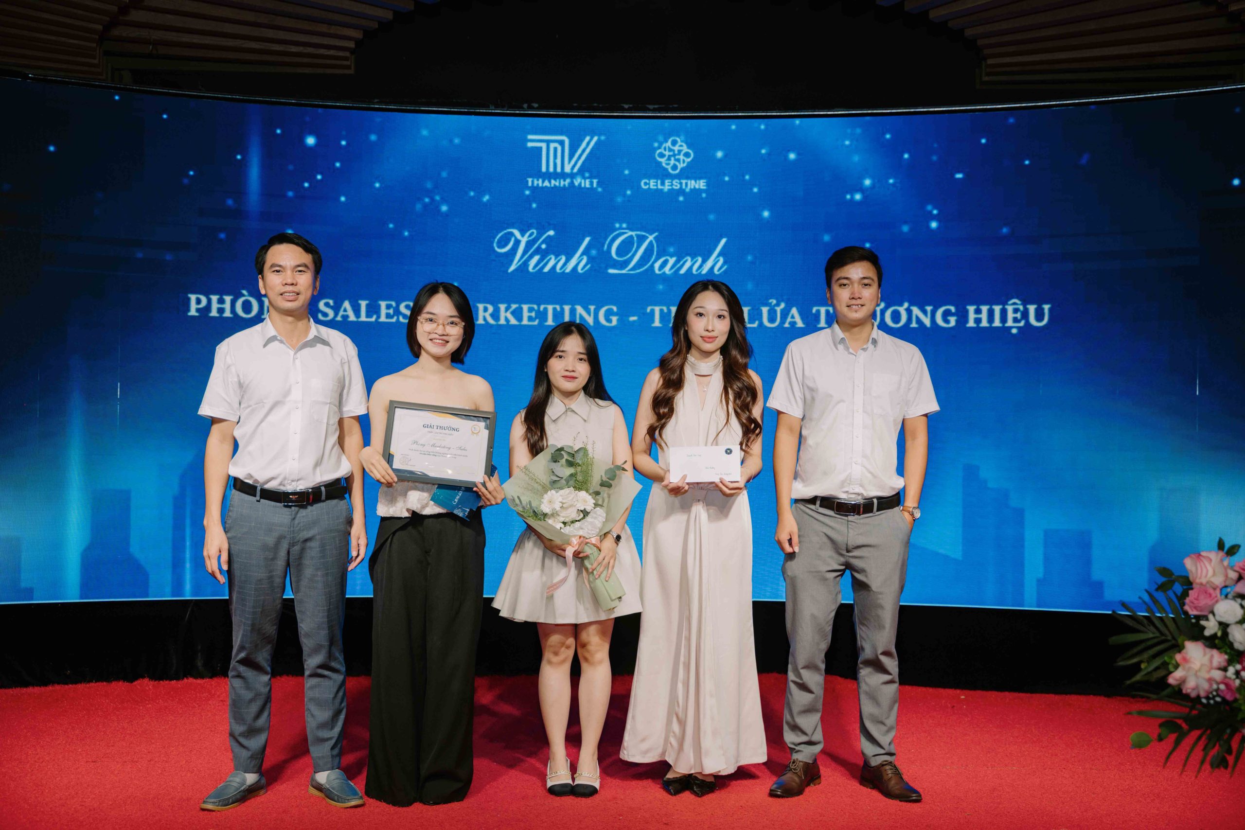 Vinh danh phòng Marketing - Sale