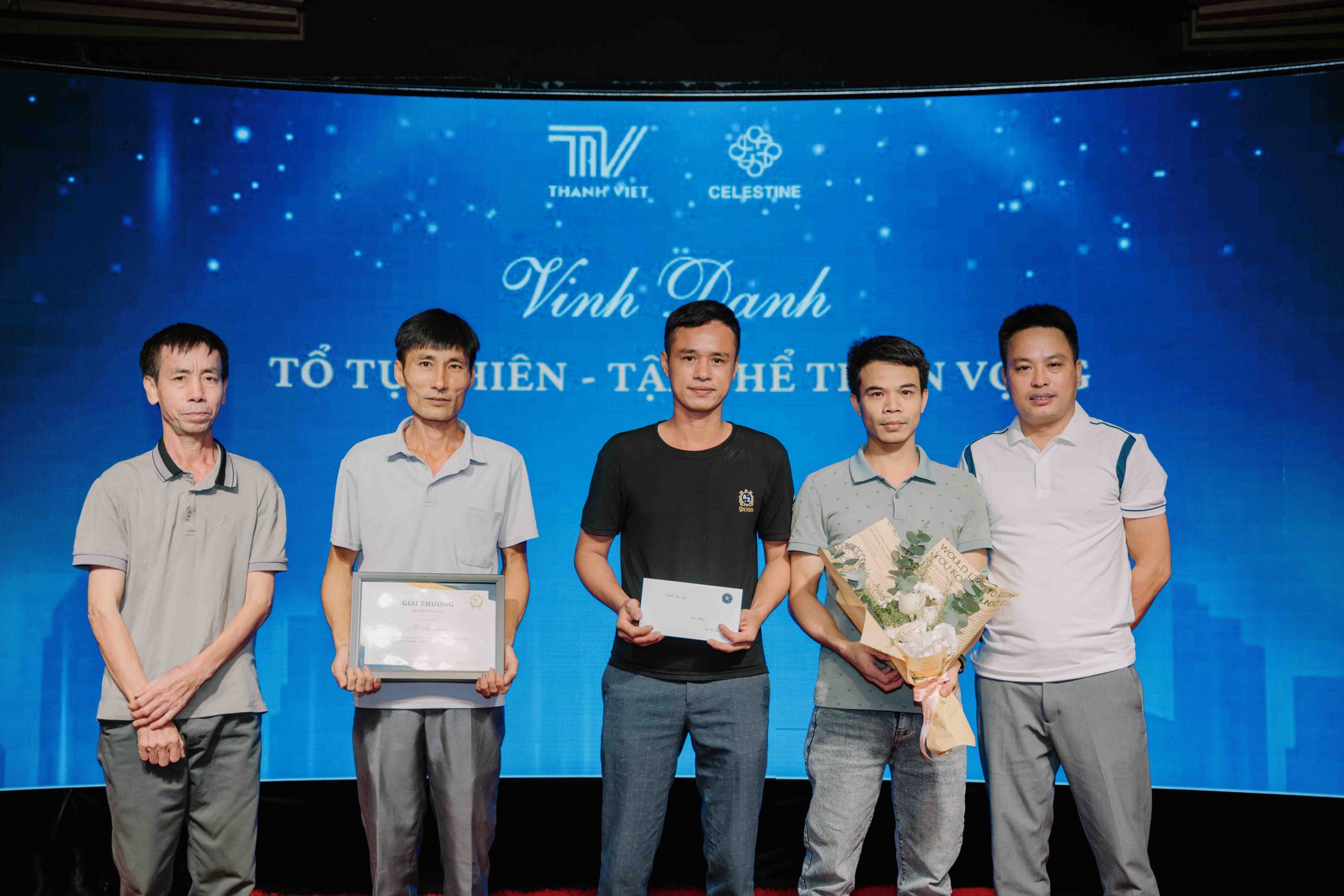 Vinh danh tổ tự nhiên