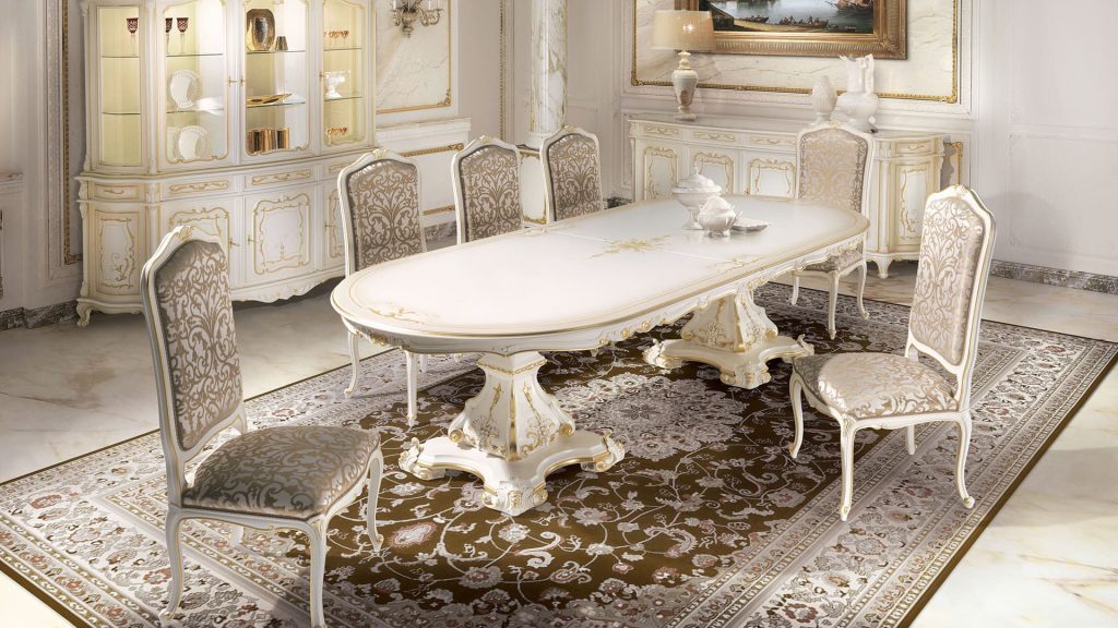 Bàn Baroque có chân điêu khắc cầu kỳ, mặt đá sang trọng và kích thước lớn, vừa phô diễn quyền lực vừa là trung tâm giao tiếp.