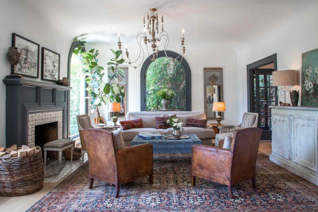 Đồ nội thất vintage cần được vệ sinh và bảo quản đúng cách để giữ lớp patina tự nhiên và kéo dài tuổi thọ theo thời gian.