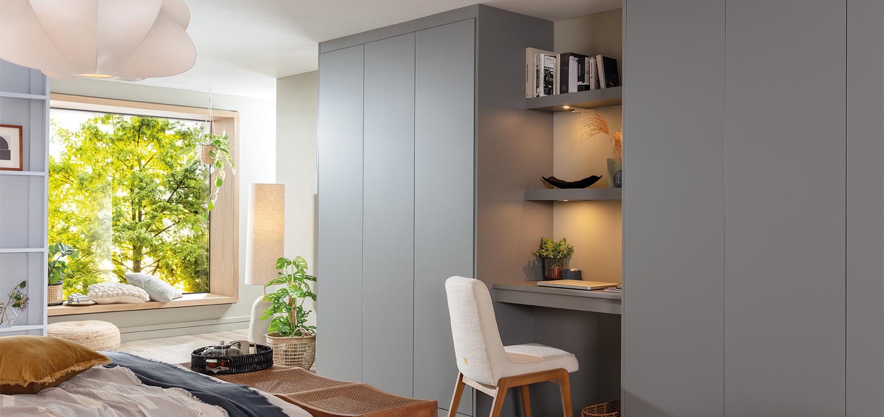 Kích thước bàn làm việc cần đảm bảo tiêu chuẩn phù hợp để tạo sự thoải mái và hỗ trợ tư thế sử dụng lâu dài.